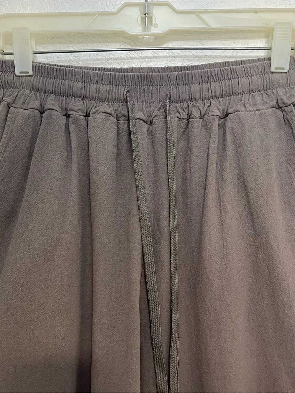 Men's Neutral Gray Elastic-Waist Joggers with Drawstring